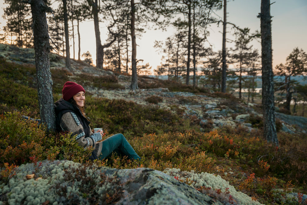 En vandrare sitter och dricker kaffe med utsikt